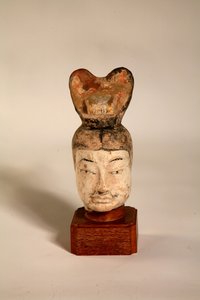 Chefe de um funcionário civil em um estande de madeira europeu, de um túmulo no norte da China, 618-705 (barro vermelho)